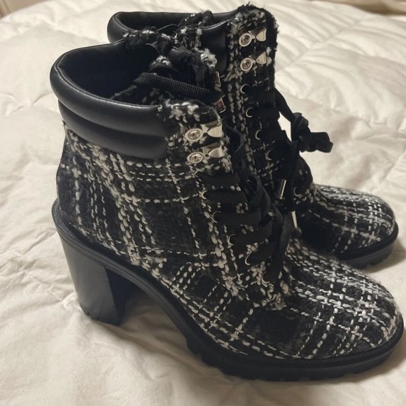 Jennifer López booties - Picture 2 of 4